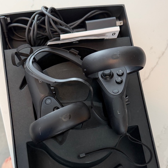 Oculus Sleek Black VR Headset with controllers and plugs-everything included - Picture 2 of 2